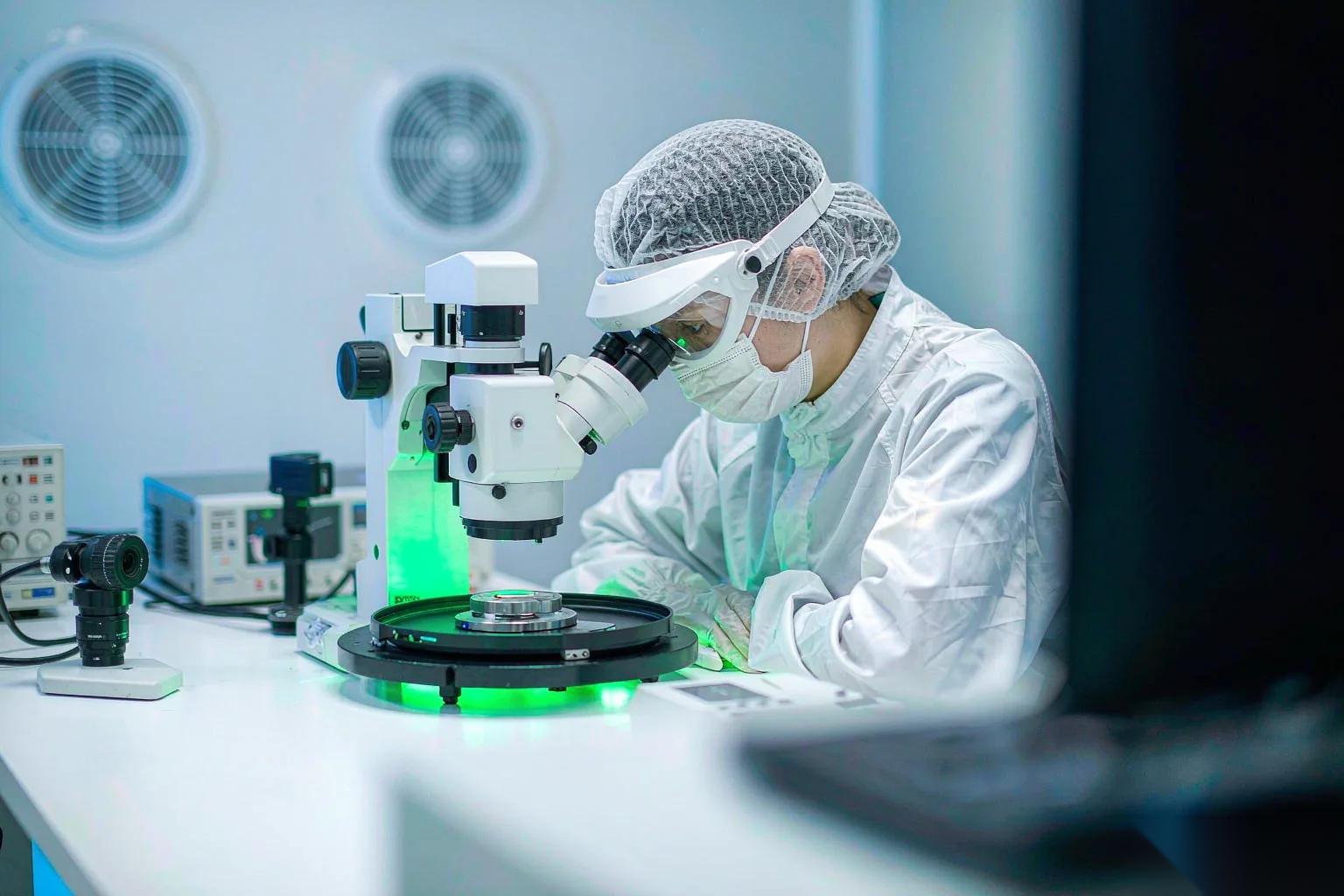 晶圆刻字机热影响区与崩边怎么控？冷加工三件套一个都不能少